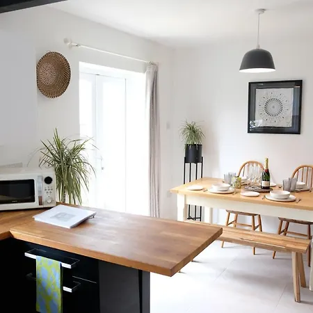 Dom wakacyjny Chaloners, Free Parking, Large Garden, Close To Races & Centre